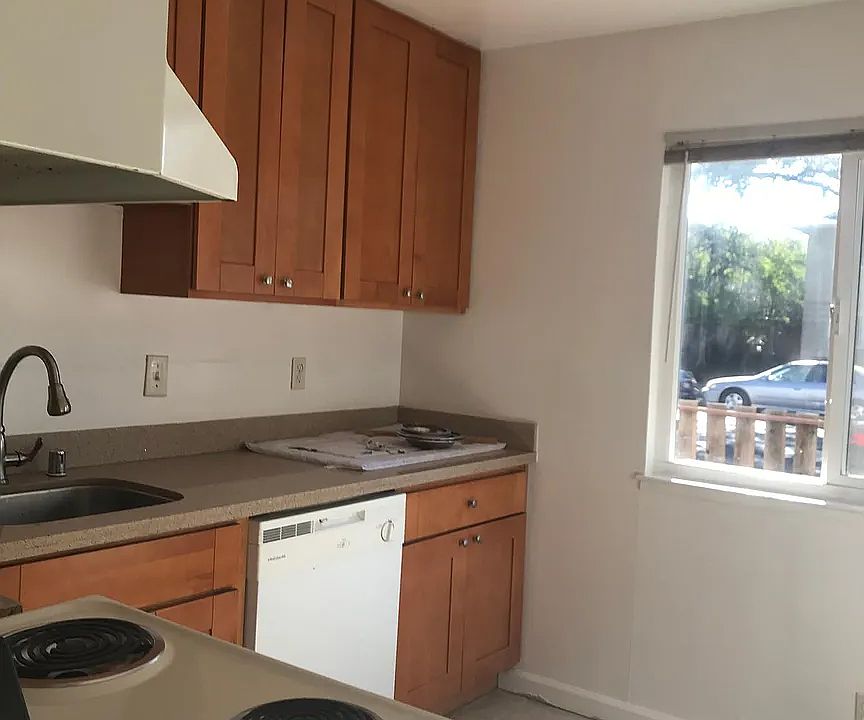 1st image of 982 Helen Ave APT 2