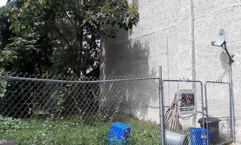 2nd image of 2038 N Lawrence St #40