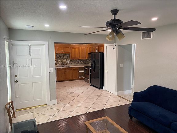 3rd image of 610 SW 2nd Ave #1