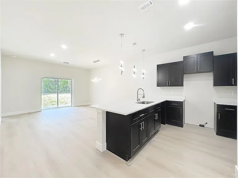 356 W 4th St — Photo 9