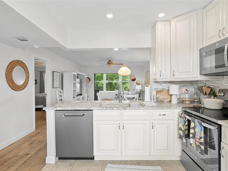 440 Palm Tree Dr — Photo 9