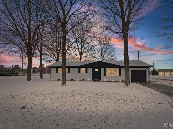 233 Candlelight Dr, Fairview Heights, IL 62208
