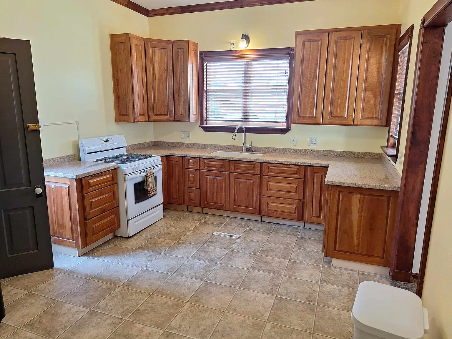 1 bed, 915 sqft, $1,000 — Photo 3