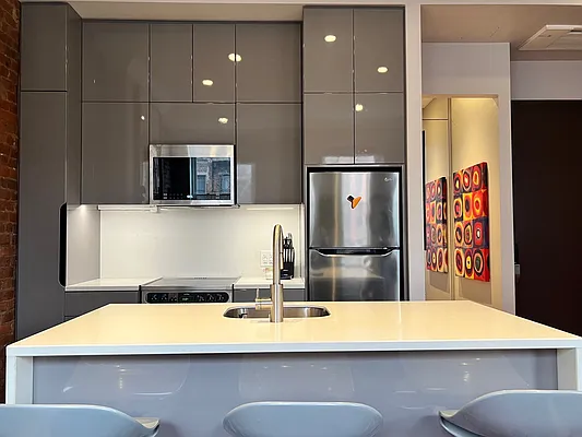 Rented by SERHANT. | media 4