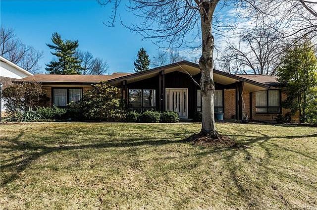 Welcome to #28 Glen Cove Drive in Westbury Manor