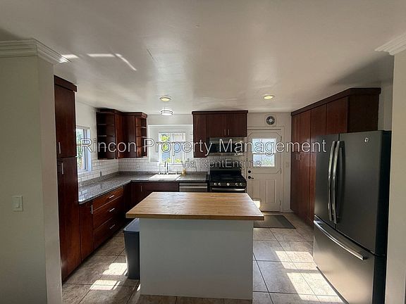 4th image of 238 Douglas Ave