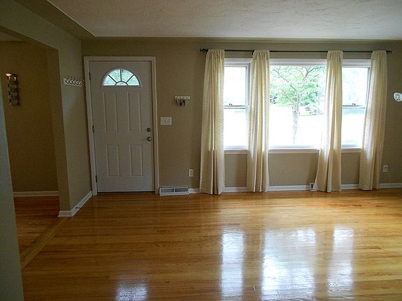 5th image of 138 Woodhill Dr