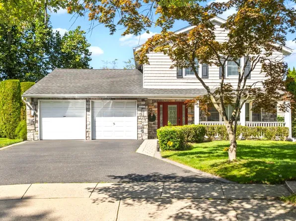 89 Brook Court S, New Hyde Park, NY 11040
