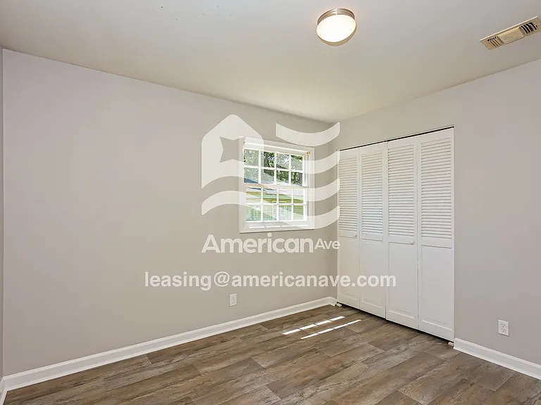 1544681_012_bedroom_12.jpg