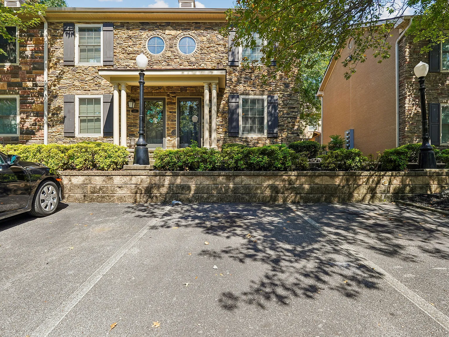Davenport Condominiums — Photo 2