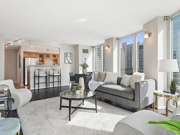 4th image of 345 N La Salle Dr APT 1706