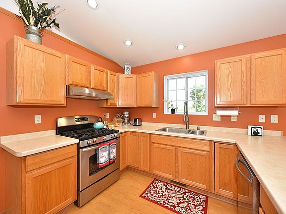 4th image of 865 N Dries St
