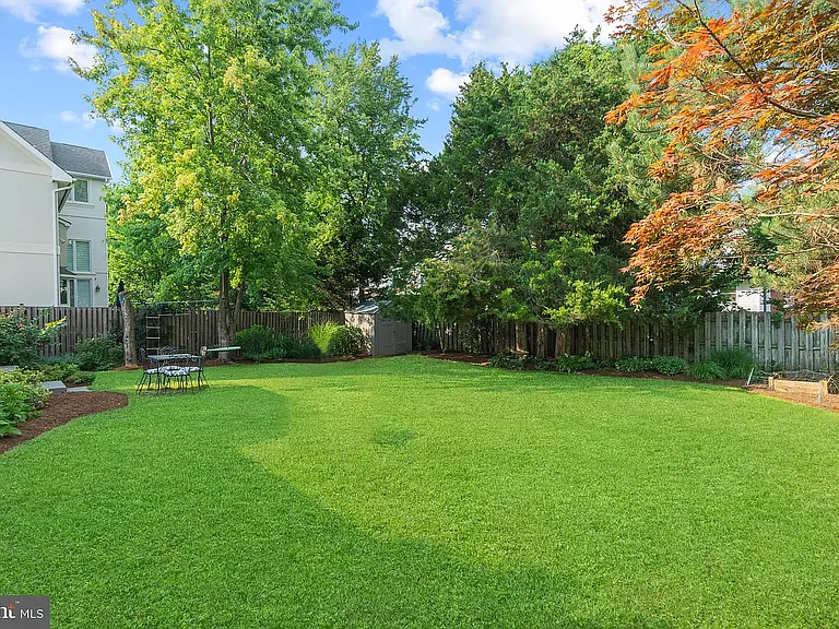 9407 Singleton Dr — Photo 24