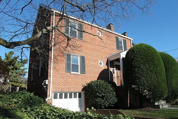 4 blks to both Tenley AND Friendship Heights Metros!