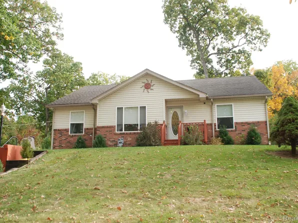 3734 Navarra Ave, White Lake, MI 48383