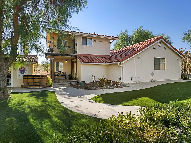 10262 Sierra Hwy — Photo 1