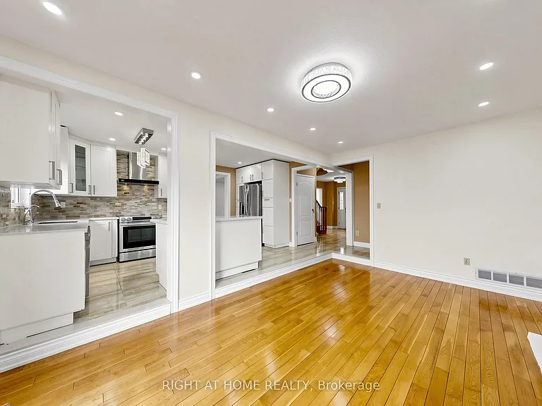 86 Howlett Ave — Photo 15