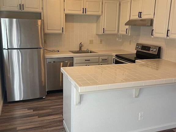 2nd image of 453 Kelly Ave