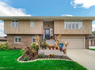 8753 Mathews Ln, Crown Point, IN 46307