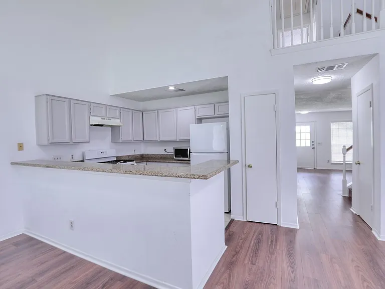2931 Great Lakes Ave — Photo 16
