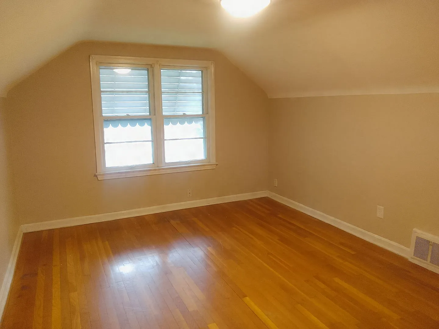 3 bedroom Bungalow with finished basement.. — Photo 3