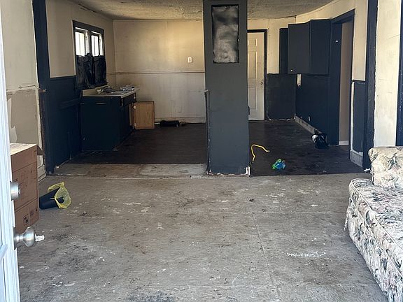 4th image of 2127 Butler Rd