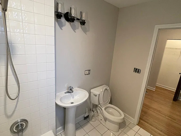 3238 W Berteau Ave #2E — Photo 22