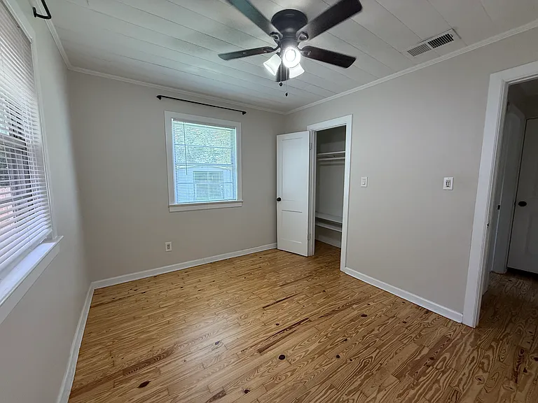 211 W Kirby St — Photo 8
