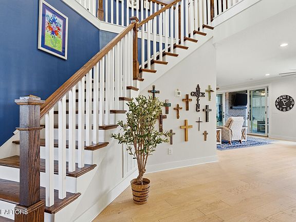 5th image of 318 Buckhorn Way