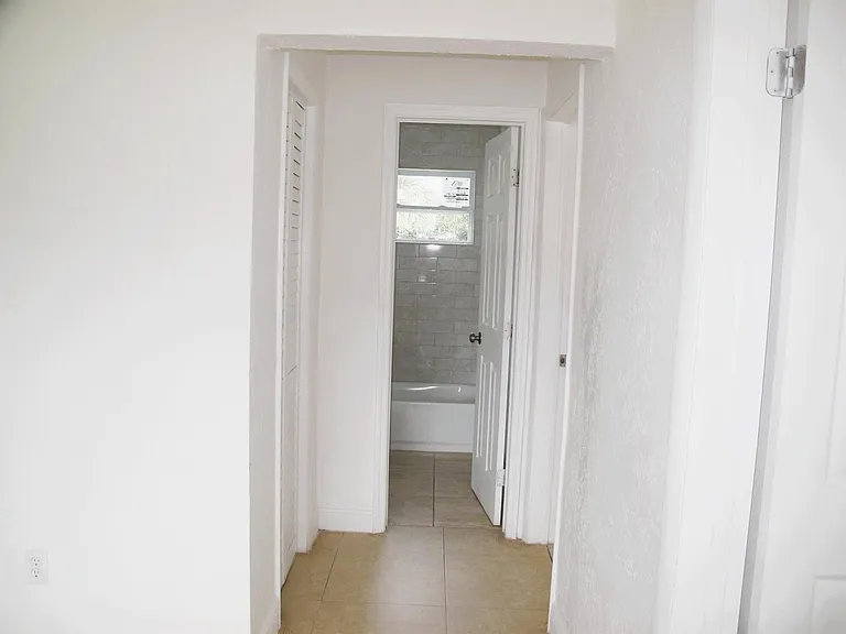 340 NW 6th St — Photo 6