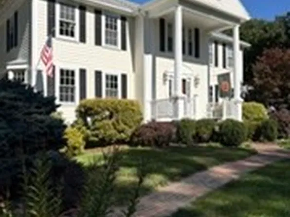 24 Crossbow Ln, North Andover, MA 01845