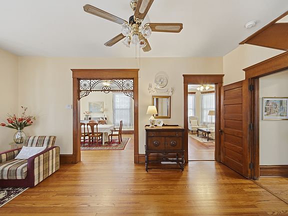 4th image of 215 W 7th St