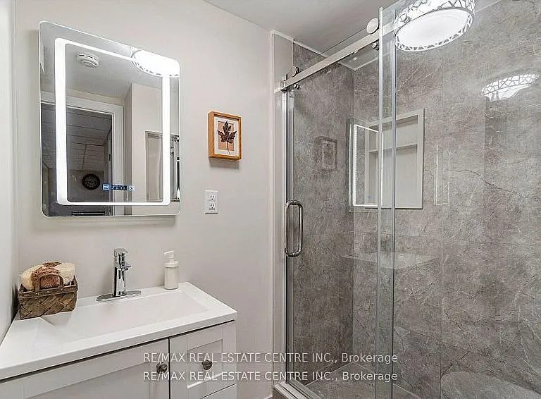2046 Glenada Cres — Photo 37