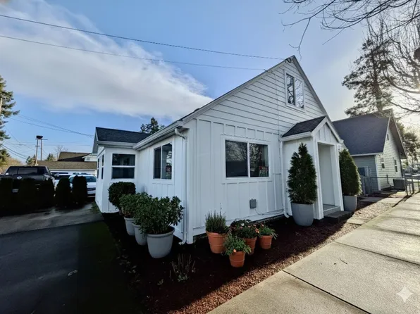 105 E Arlington St, Gladstone, OR 97027