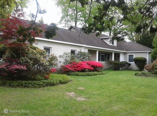 90 Oaktree Ln, Manhasset, NY 11030