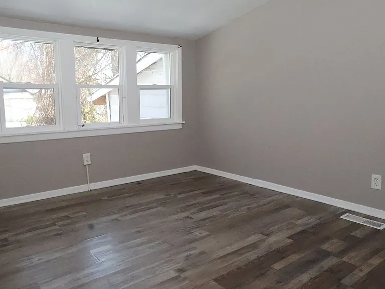 5460 Hamilton Ave — Photo 11