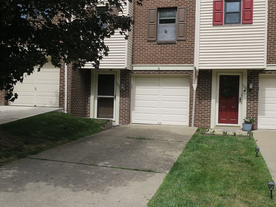Front View of Thownhouse and Garage.