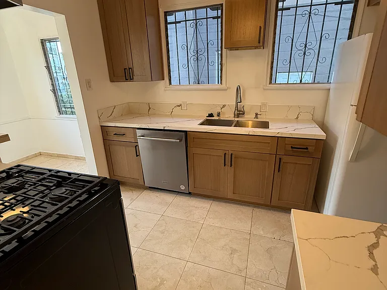 1060 S Corning St — Photo 30