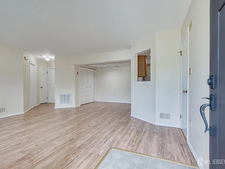 906 Montague Ave — Photo 3