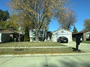 5253 Peekskill Dr, Sterling Heights, MI 48310