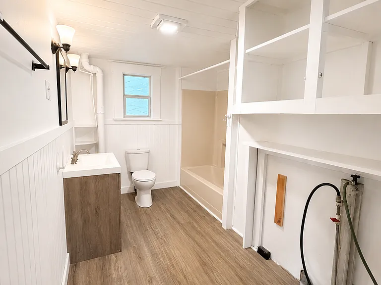 2858 Broadway — Photo 10