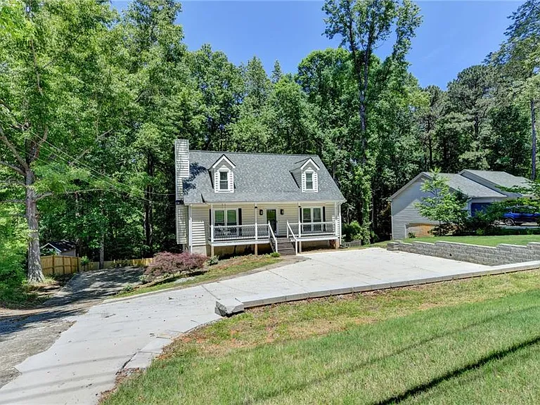 1530 Plunketts Rd — Photo 2