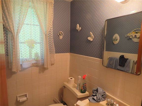 5th image of 233 Elm St