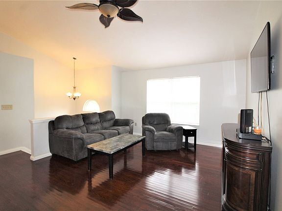 3rd image of 582 Berlander Dr