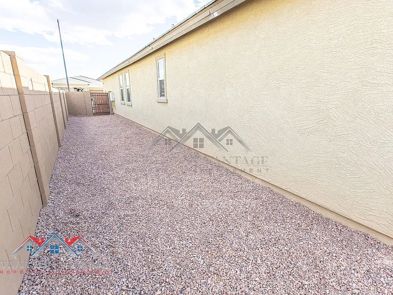 2304 E Kelly Dr — Photo 40