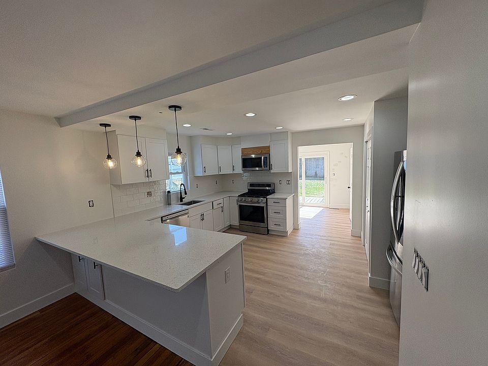 Shaker white cabinet, quartz counter top, top-of-the-line LG appliances