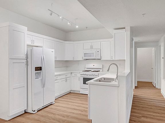 2nd image of 2291 W Horizon Ridge Pkwy Unit 5129