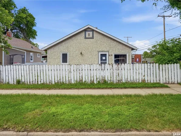 916 Iroquois STREET W, Moose Jaw, SK S6H 5B6