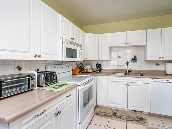 5th image of 2031 W Bataan Dr