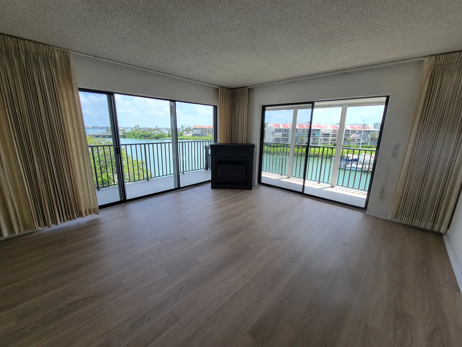 Long term 2/2 condo 55 plus gated, waterfront 4th floor corner unit — Photo 3